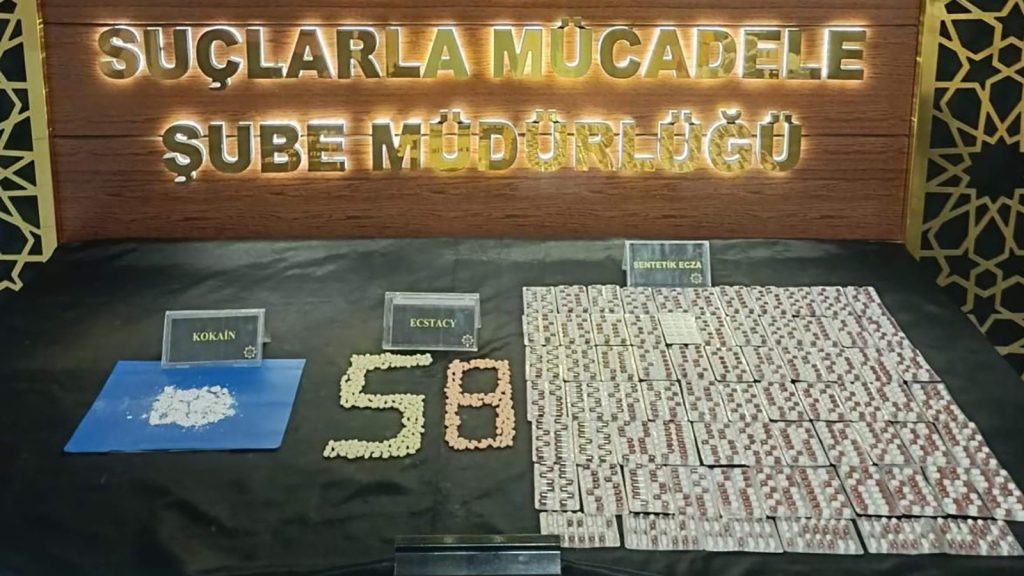 Sivas’ta Narkotik Operasyonu: 5 Bin 271 Sentetik Hap ve Kokain Ele Geçirildi, 2 Şüpheli Tutuklandı AW646248 01 | Gündem Sivas™ Haber