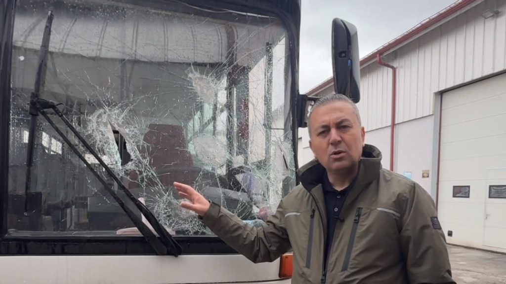 Sivas’ta Belediye Otobüsüne Zarar Veren Şüpheli Yakalandı: Başkan Uzun’dan Emniyete Teşekkür Sivas’ta Belediye Otobüsüne Zarar Veren Şüpheli Yakalandı: Başkan Uzun’dan Emniyete Teşekkür