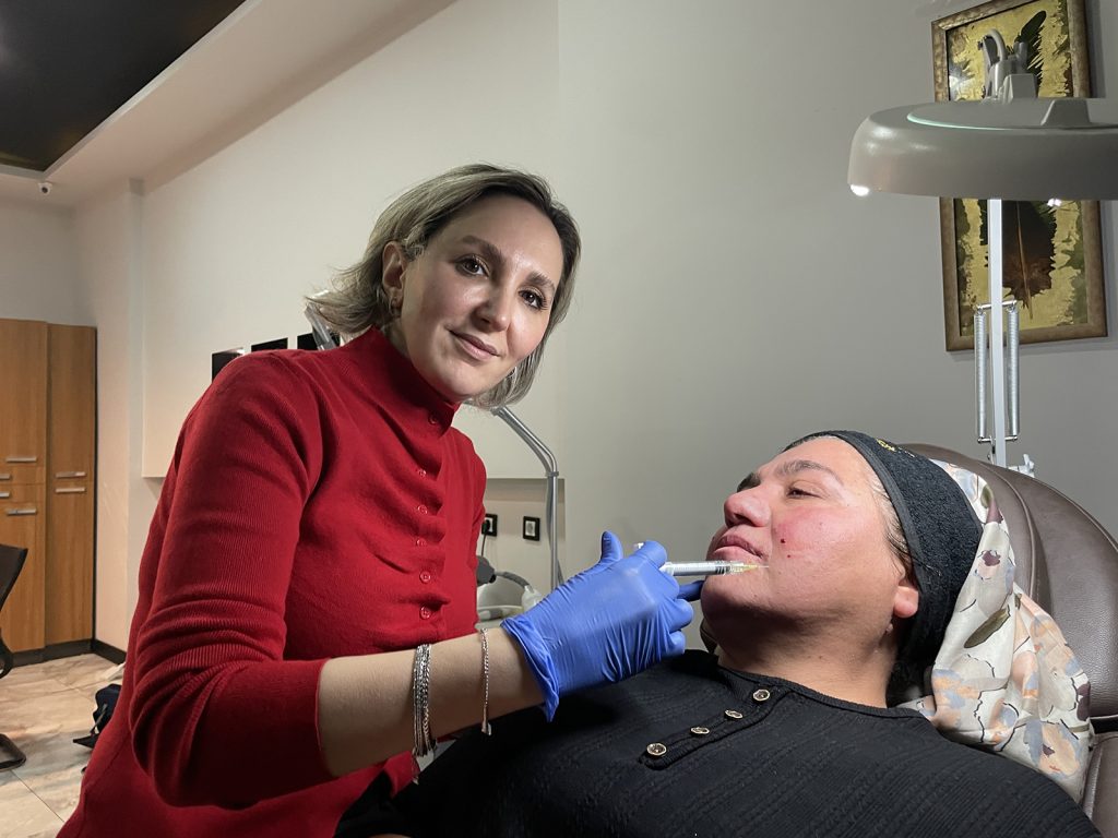 Gül Hastalığı Nedeniyle 20 Yıl Evden Çıkamadı: Sivas’ta Başlayan Tedaviyle Hayata Yeniden “Merhaba” Dedi AW646314 04 | Gündem Sivas™ Haber