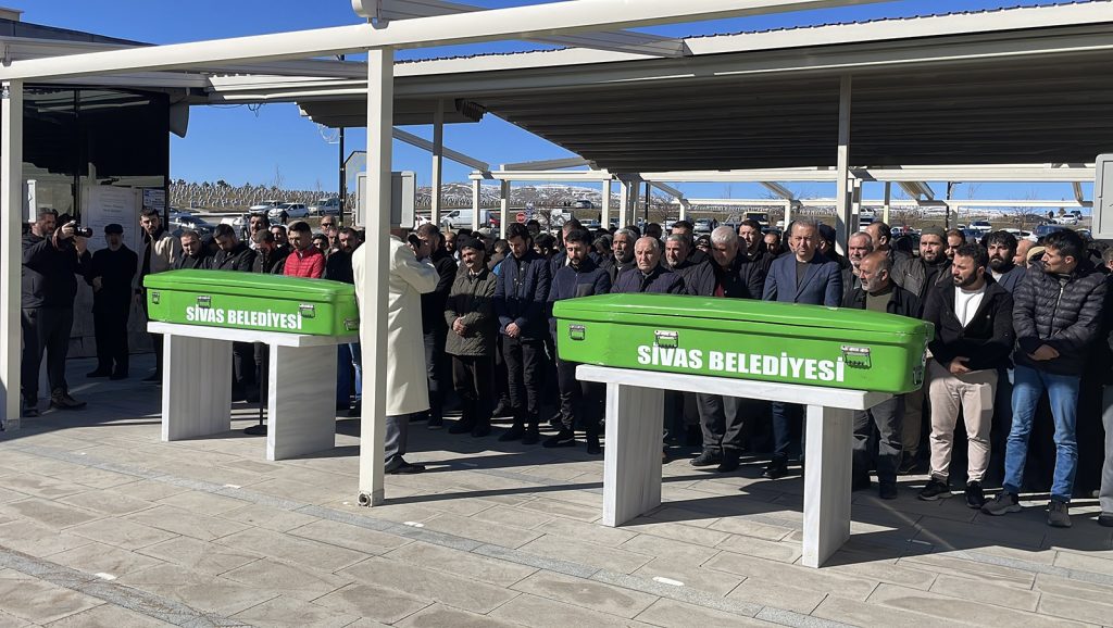 Sivas’ta Teravih Yolunda Feci Kaza: Gelin ve Kaynana Yan Yana Son Yolculuğuna Uğurlandı AW646505 01 | Gündem Sivas™ Haber