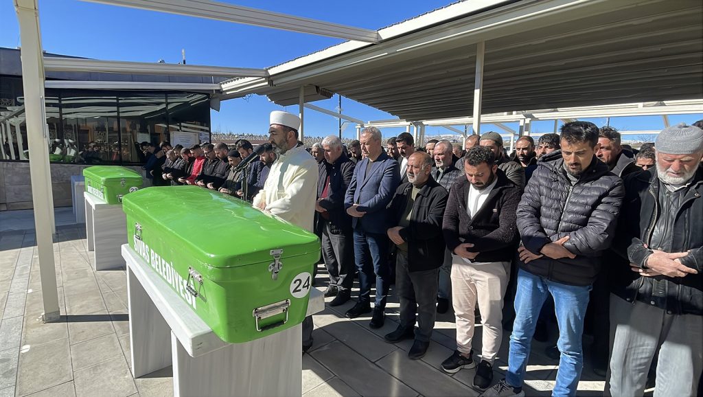 Sivas’ta Teravih Yolunda Feci Kaza: Gelin ve Kaynana Yan Yana Son Yolculuğuna Uğurlandı AW646505 04 | Gündem Sivas™ Haber