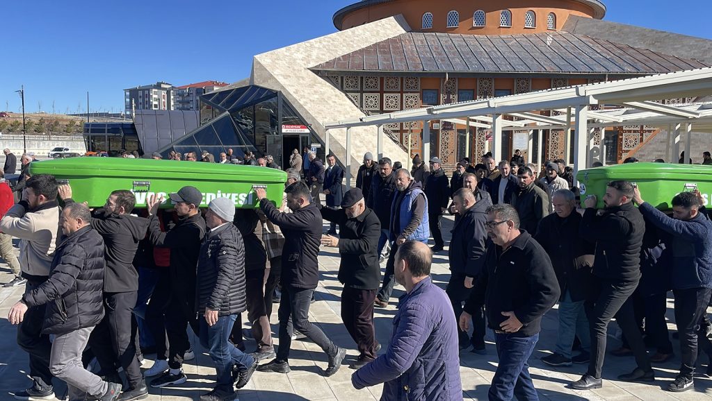 Sivas’ta Teravih Yolunda Feci Kaza: Gelin ve Kaynana Yan Yana Son Yolculuğuna Uğurlandı AW646505 05 | Gündem Sivas™ Haber