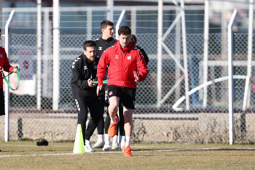 Özbelsan Sivasspor’da Sakaryaspor Mesaisi Başladı: 4 Eylül’de Kritik Randevu Özbelsan Sivasspor’da Sakaryaspor Mesaisi Başladı: 4 Eylül’de Kritik Randevu