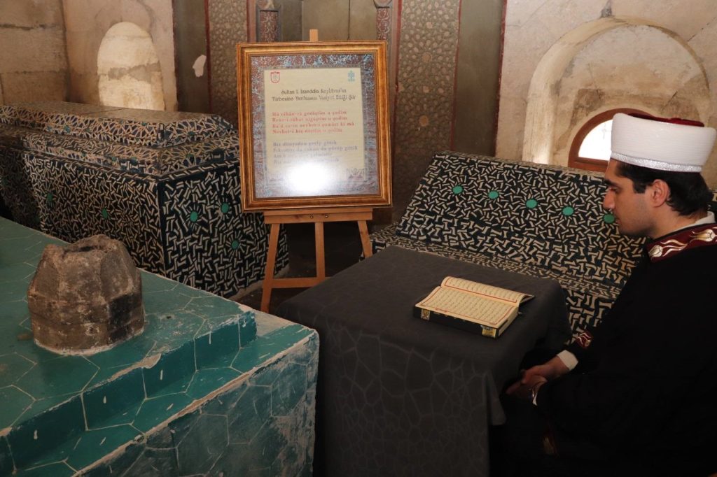 Sivas’ta Ramazan Geleneği Sürüyor: I. İzzeddin Keykavus Türbesinde Her Gün Kur’an Tilaveti Sivas’ta Ramazan Geleneği Sürüyor: I. İzzeddin Keykavus Türbesinde Her Gün Kur’an Tilaveti
