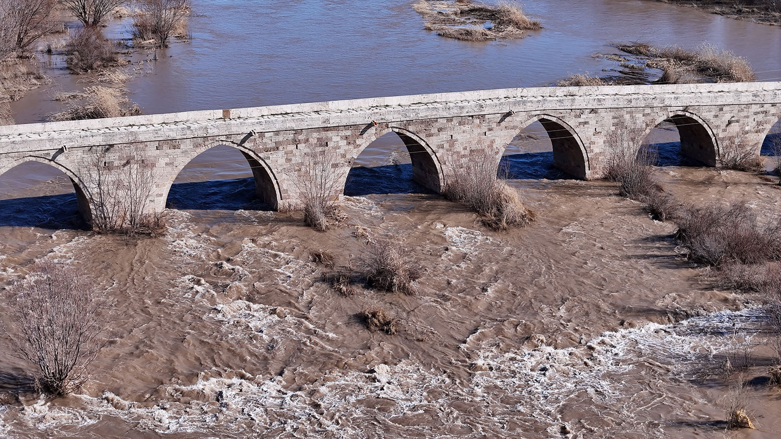 Sivas’ta Kar Suları Kızılırmak’ı Coşturdu: Debi Son Yılların En Yüksek Seviyesine Ulaştı