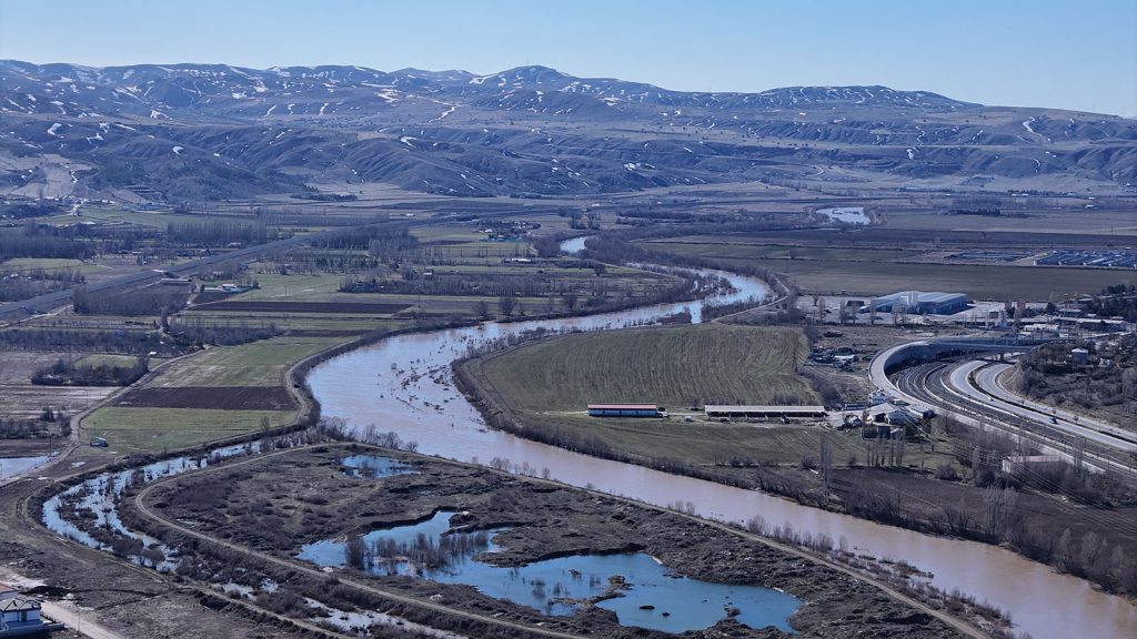 Sivas’ta Kar Suları Kızılırmak’ı Coşturdu: Debi Son Yılların En Yüksek Seviyesine Ulaştı AW647877 03 | Gündem Sivas™ Haber