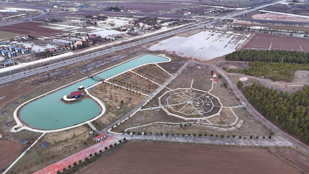 Sivas’ta Karların Erimesiyle Hasbahçe’de “İkiz Gölet” Manzarası Oluştu: Üniversite Yerleşkesinde Doğal Sürpriz Sivas’ta Karların Erimesiyle Hasbahçe’de “İkiz Gölet” Manzarası Oluştu: Üniversite Yerleşkesinde Doğal Sürpriz