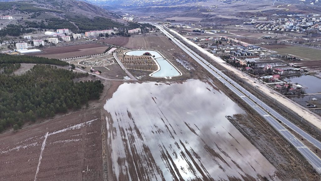 Sivas’ta Karların Erimesiyle Hasbahçe’de “İkiz Gölet” Manzarası Oluştu: Üniversite Yerleşkesinde Doğal Sürpriz AW647949 02 | Gündem Sivas™ Haber