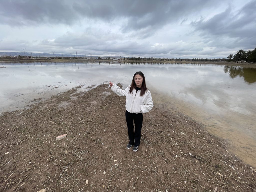 Sivas’ta Karların Erimesiyle Hasbahçe’de “İkiz Gölet” Manzarası Oluştu: Üniversite Yerleşkesinde Doğal Sürpriz AW647949 03 | Gündem Sivas™ Haber