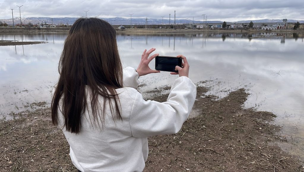 Sivas’ta Karların Erimesiyle Hasbahçe’de “İkiz Gölet” Manzarası Oluştu: Üniversite Yerleşkesinde Doğal Sürpriz AW647949 04 | Gündem Sivas™ Haber