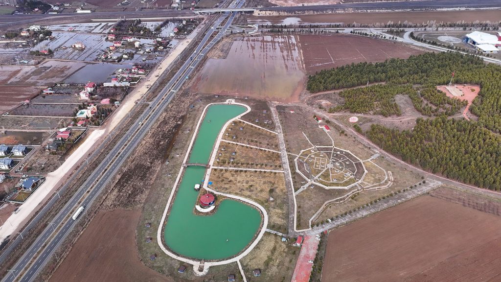 Sivas’ta Karların Erimesiyle Hasbahçe’de “İkiz Gölet” Manzarası Oluştu: Üniversite Yerleşkesinde Doğal Sürpriz AW647949 06 | Gündem Sivas™ Haber