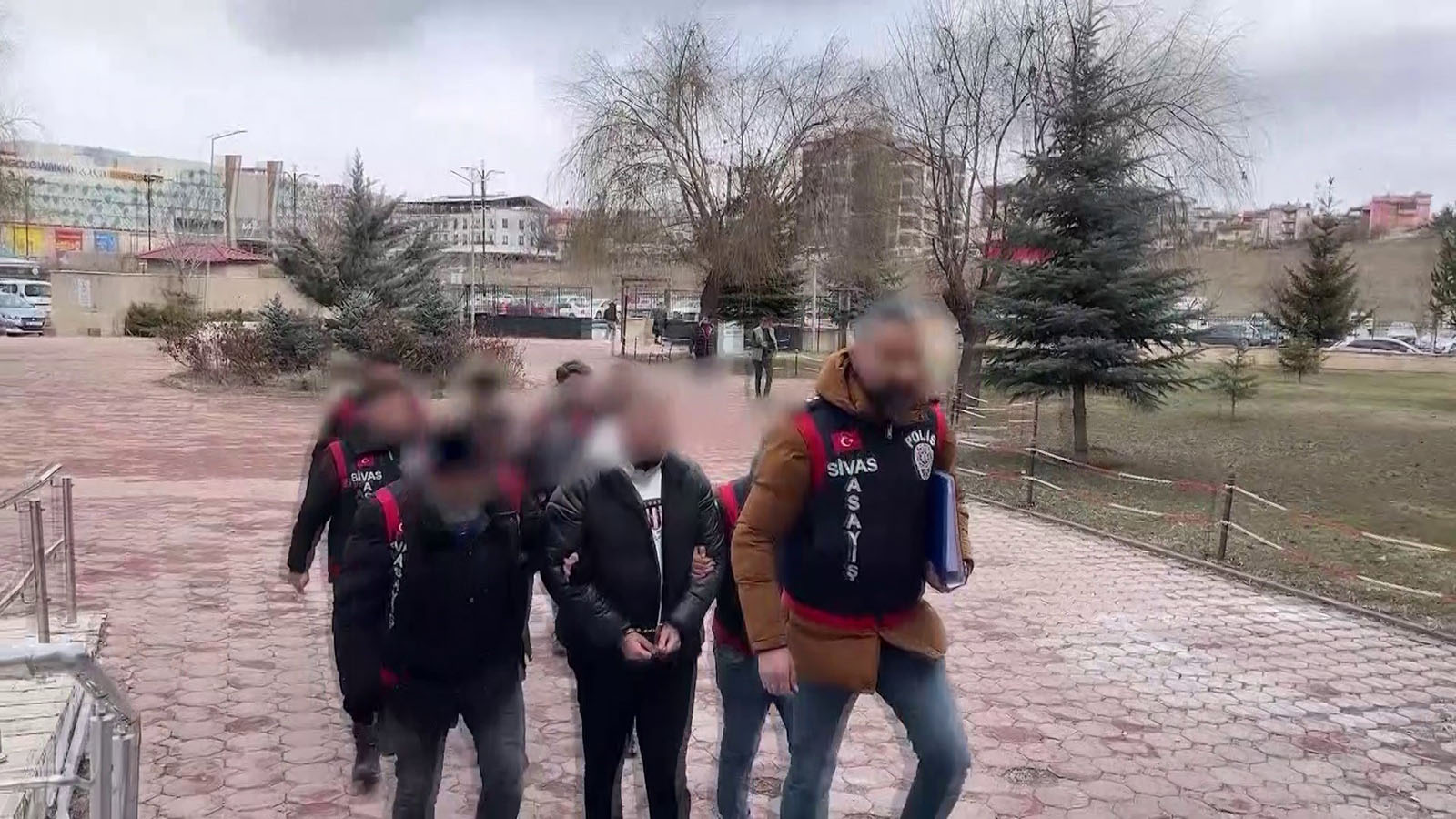 Sivas Merkezli 2,4 Milyon TL’lik Gayrimenkul Dolandırıcılığı: Mersin ve İzmir’de Eş Zamanlı Operasyon, 1 Tutuklama