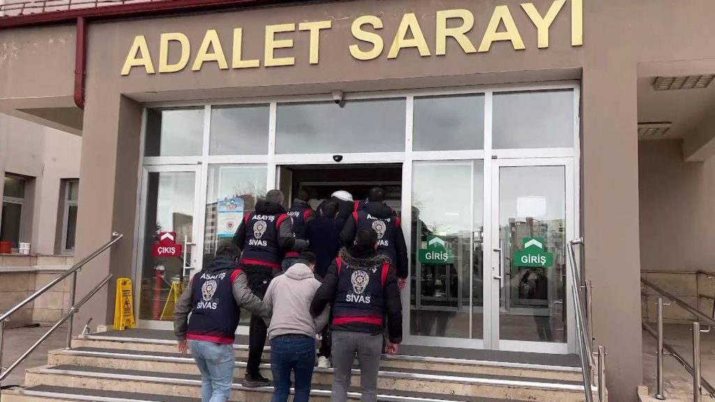 Sivas Merkezli 2,4 Milyon TL’lik Gayrimenkul Dolandırıcılığı: Mersin ve İzmir’de Eş Zamanlı Operasyon, 1 Tutuklama AW648003 02 | Gündem Sivas™ Haber