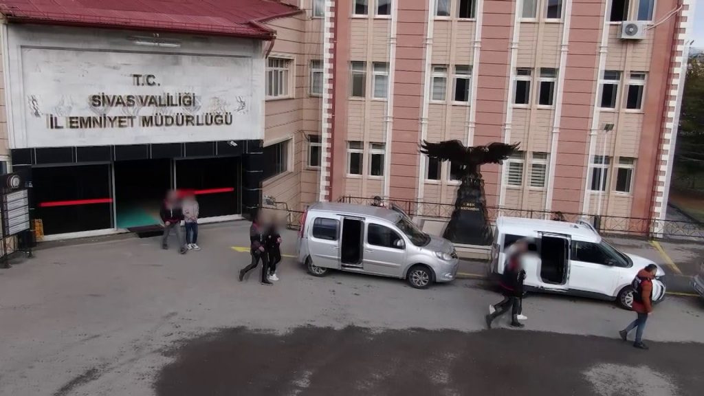 Sivas Merkezli 2,4 Milyon TL’lik Gayrimenkul Dolandırıcılığı: Mersin ve İzmir’de Eş Zamanlı Operasyon, 1 Tutuklama AW648003 03 | Gündem Sivas™ Haber