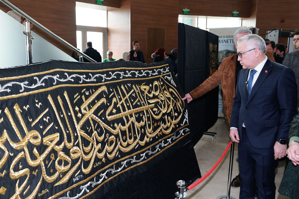 Sivas’ta Ramazan’a Özel “Mukaddes Emanetler Sergisi” Açıldı: Peygamber Efendimiz’e Ait Emanetler Ziyarete Sunuldu AW648775 01 | Gündem Sivas™ Haber