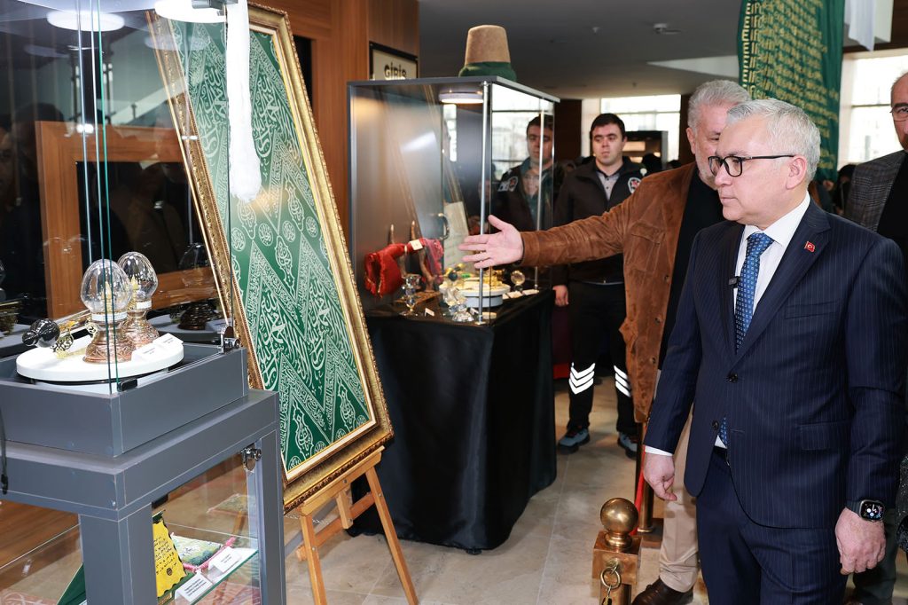 Sivas’ta Ramazan’a Özel “Mukaddes Emanetler Sergisi” Açıldı: Peygamber Efendimiz’e Ait Emanetler Ziyarete Sunuldu AW648775 04 | Gündem Sivas™ Haber