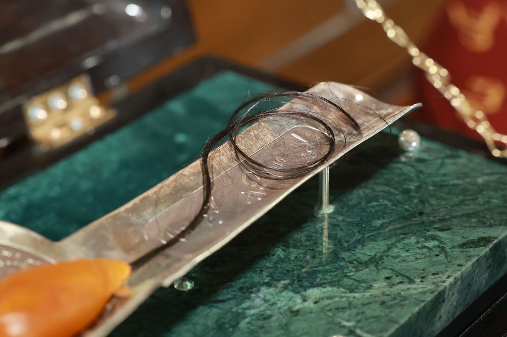 Sivas’ta Ramazan’a Özel “Mukaddes Emanetler Sergisi” Açıldı: Peygamber Efendimiz’e Ait Emanetler Ziyarete Sunuldu AW648775 05 | Gündem Sivas™ Haber