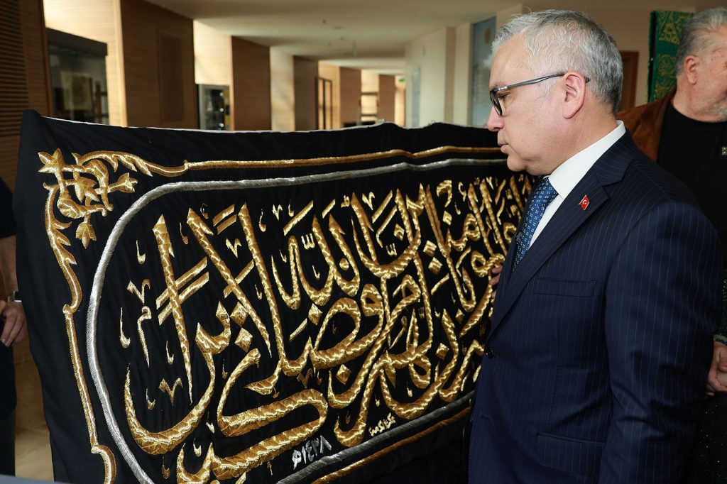 Sivas’ta Ramazan’a Özel “Mukaddes Emanetler Sergisi” Açıldı: Peygamber Efendimiz’e Ait Emanetler Ziyarete Sunuldu AW648775 06 | Gündem Sivas™ Haber