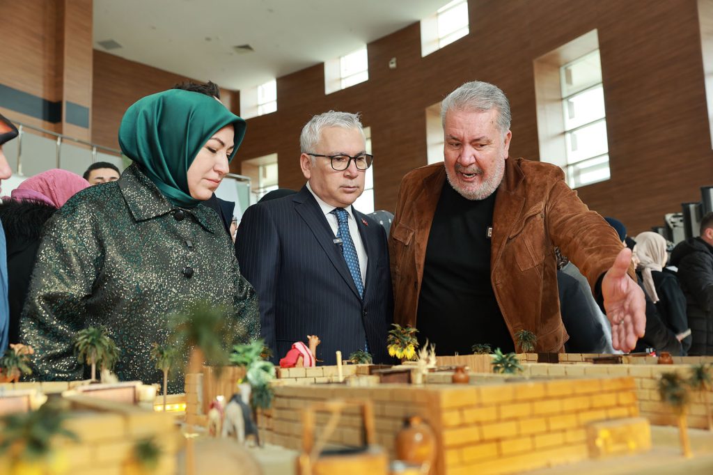 Sivas’ta Ramazan’a Özel “Mukaddes Emanetler Sergisi” Açıldı: Peygamber Efendimiz’e Ait Emanetler Ziyarete Sunuldu AW648775 07 1 | Gündem Sivas™ Haber