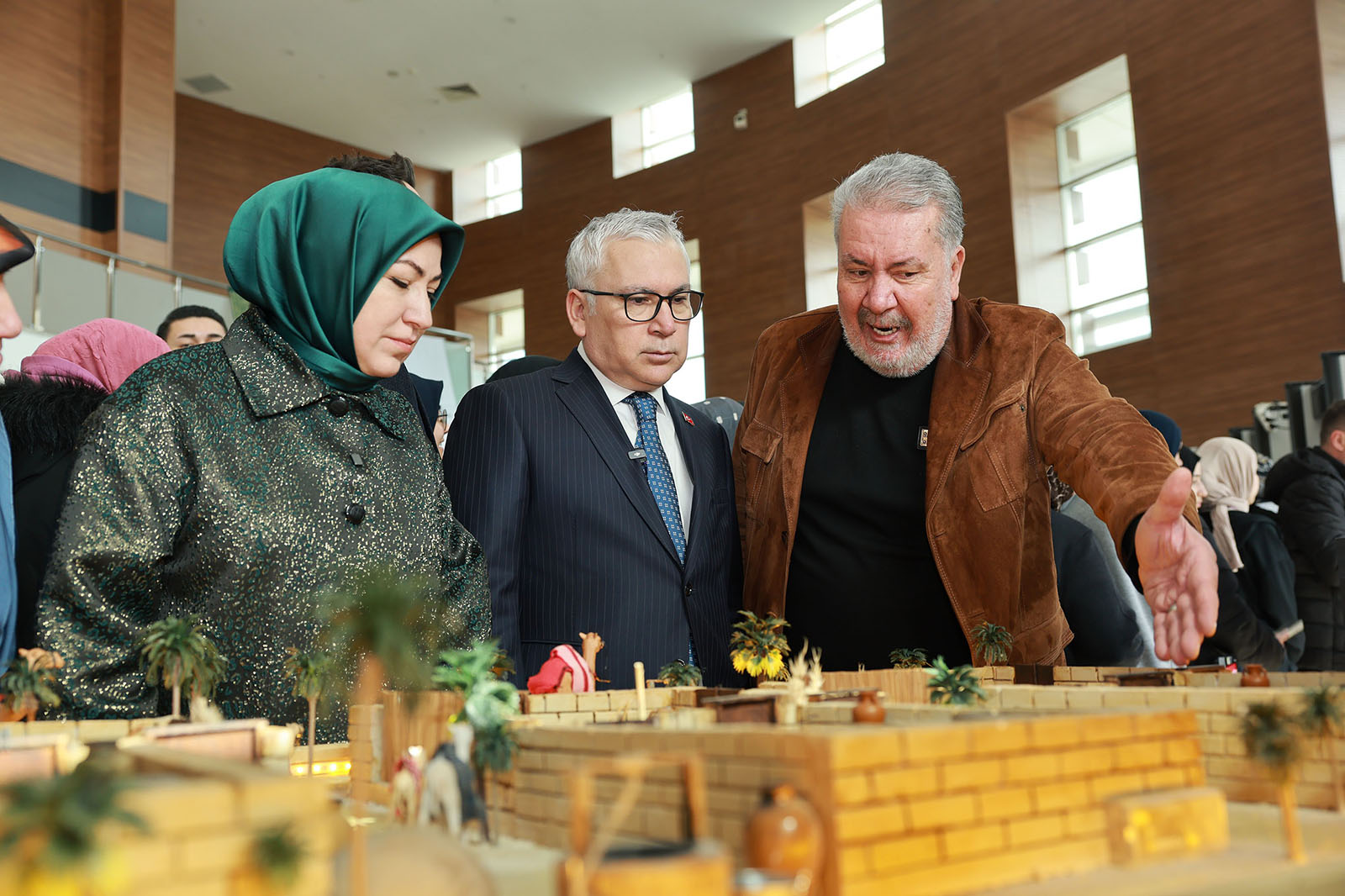 Sivas’ta Ramazan’a Özel “Mukaddes Emanetler Sergisi” Açıldı: Peygamber Efendimiz’e Ait Emanetler Ziyarete Sunuldu