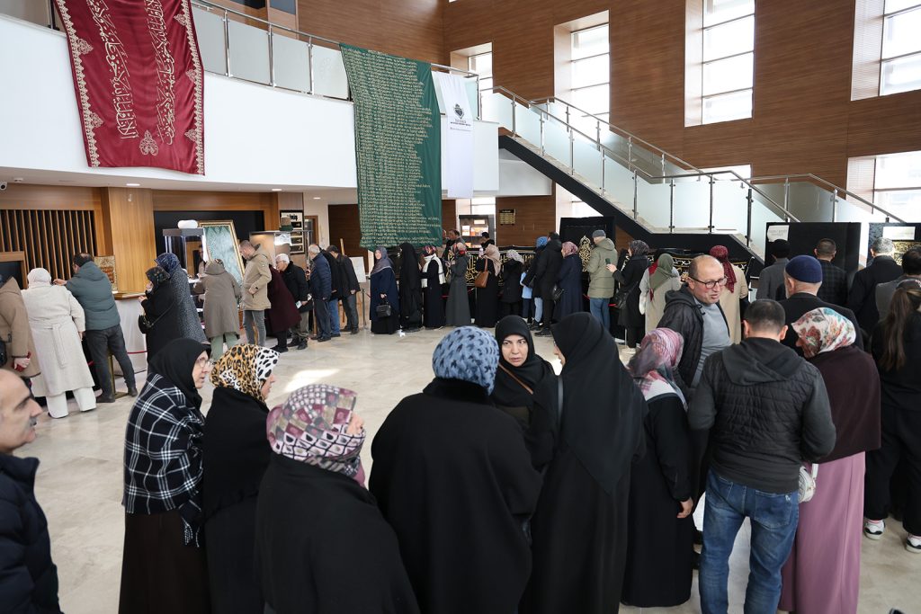 Sivas’ta Mukaddes Emanetler Sergisi Açıldı: Sakal-ı Şerif ve Ehl-i Beyt Emanetleri Yoğun İlgi Gördü AW649394 01 | Gündem Sivas™ Haber