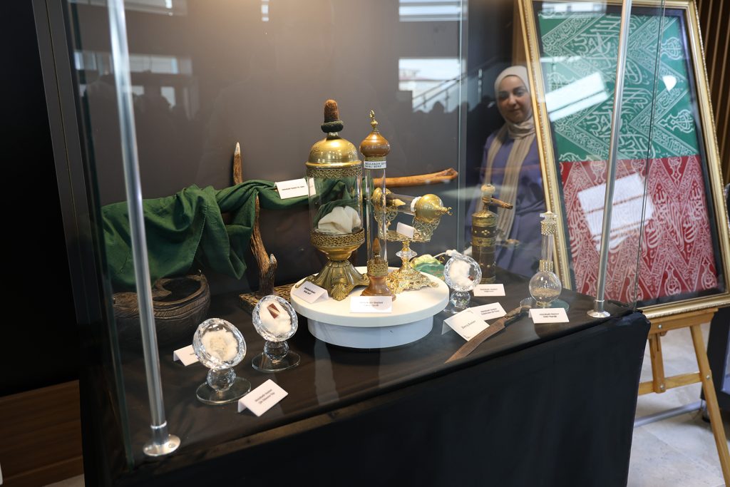 Sivas’ta Mukaddes Emanetler Sergisi Açıldı: Sakal-ı Şerif ve Ehl-i Beyt Emanetleri Yoğun İlgi Gördü AW649394 04 | Gündem Sivas™ Haber