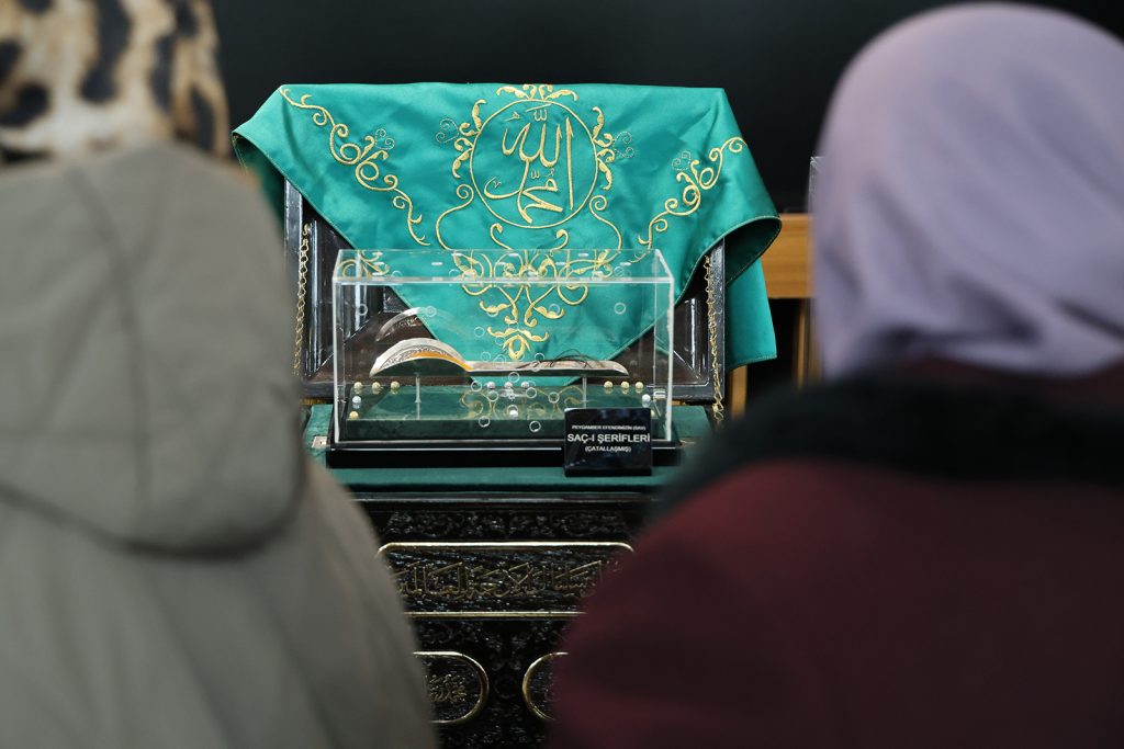 Sivas’ta Mukaddes Emanetler Sergisi Açıldı: Sakal-ı Şerif ve Ehl-i Beyt Emanetleri Yoğun İlgi Gördü AW649394 05 | Gündem Sivas™ Haber