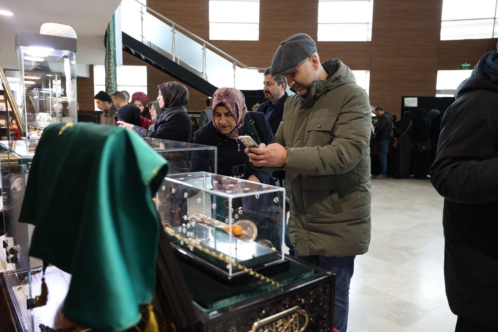 Sivas’ta Mukaddes Emanetler Sergisi Açıldı: Sakal-ı Şerif ve Ehl-i Beyt Emanetleri Yoğun İlgi Gördü AW649394 07 | Gündem Sivas™ Haber