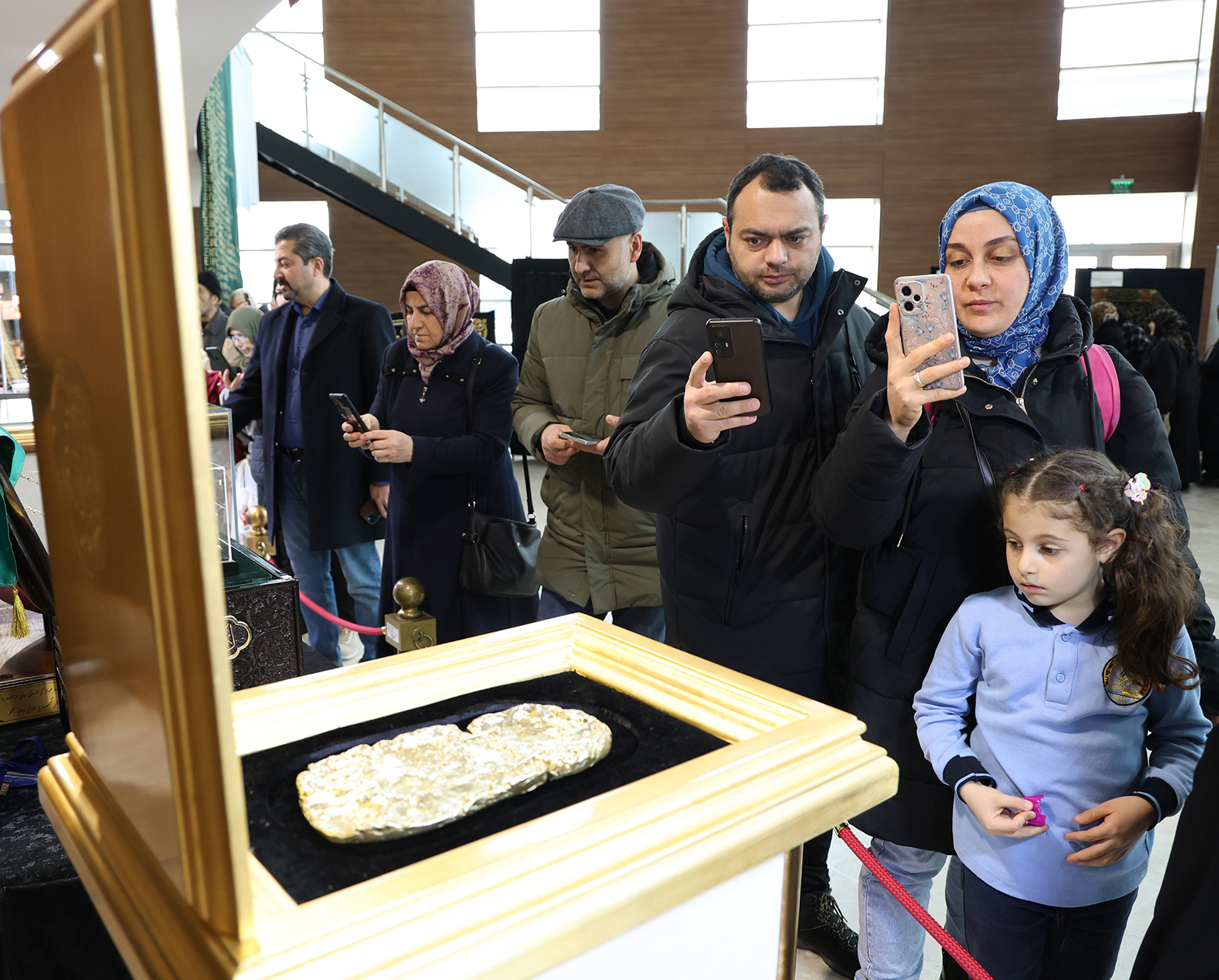 Sivas’ta Mukaddes Emanetler Sergisi Açıldı: Sakal-ı Şerif ve Ehl-i Beyt Emanetleri Yoğun İlgi Gördü