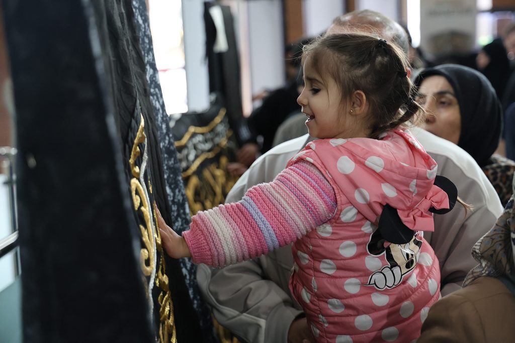 Sivas’ta Mukaddes Emanetler Sergisi Açıldı: Sakal-ı Şerif ve Ehl-i Beyt Emanetleri Yoğun İlgi Gördü AW649394 12 | Gündem Sivas™ Haber