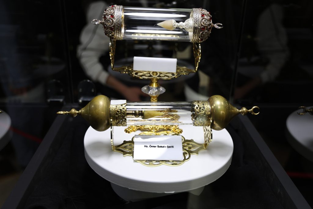 Sivas’ta Mukaddes Emanetler Sergisi Açıldı: Sakal-ı Şerif ve Ehl-i Beyt Emanetleri Yoğun İlgi Gördü AW649394 13 | Gündem Sivas™ Haber