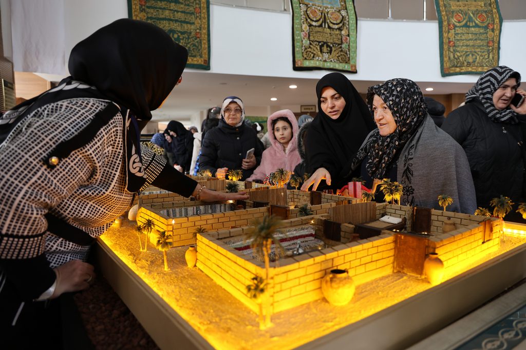 Sivas’ta Mukaddes Emanetler Sergisi Açıldı: Sakal-ı Şerif ve Ehl-i Beyt Emanetleri Yoğun İlgi Gördü AW649394 14 | Gündem Sivas™ Haber