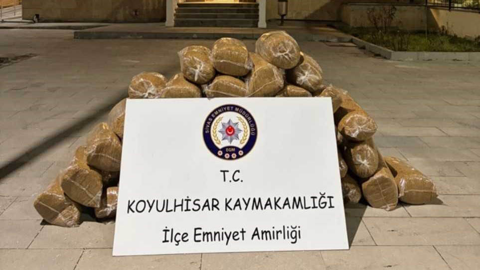 Sivas’ta D-100 Karayolu’nda 200 Kilo Kaçak Tütün Yakalandı: Şüpheli Araçtan 40 Çuval Çıktı