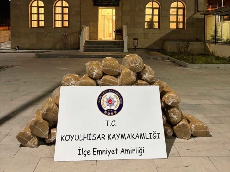 Sivas’ta D-100 Karayolu’nda 200 Kilo Kaçak Tütün Yakalandı: Şüpheli Araçtan 40 Çuval Çıktı AW649616 01 edited | Gündem Sivas™ Haber