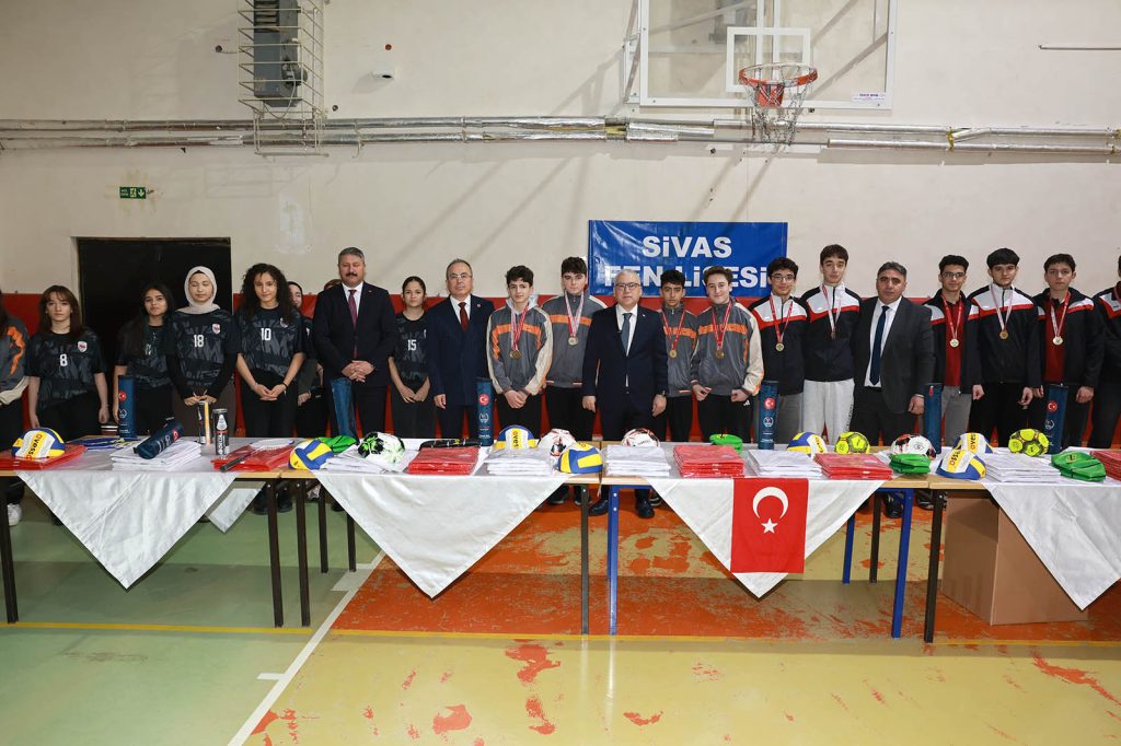 Vali Yılmaz Şimşek’ten Sivas Fen Lisesi’nde Spor Mesajı: Öğrencilerle Basketbol ve Voleybol Oynadı AW649645 01 | Gündem Sivas™ Haber