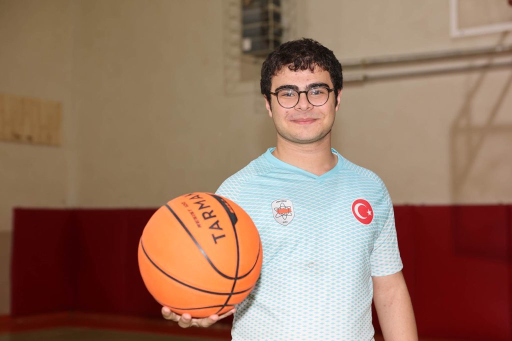 Vali Yılmaz Şimşek’ten Sivas Fen Lisesi’nde Spor Mesajı: Öğrencilerle Basketbol ve Voleybol Oynadı AW649645 03 | Gündem Sivas™ Haber