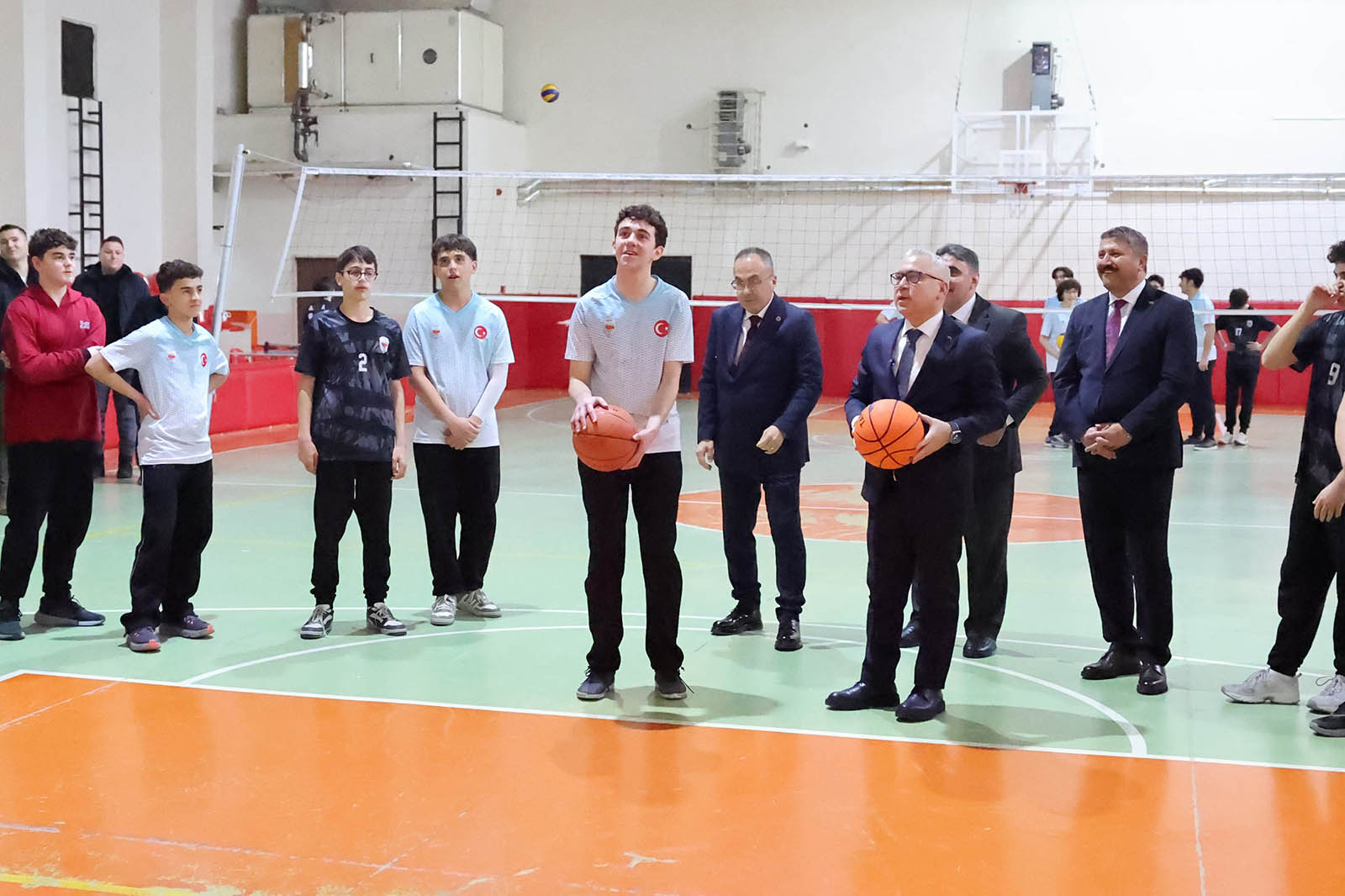 Vali Yılmaz Şimşek’ten Sivas Fen Lisesi’nde Spor Mesajı: Öğrencilerle Basketbol ve Voleybol Oynadı