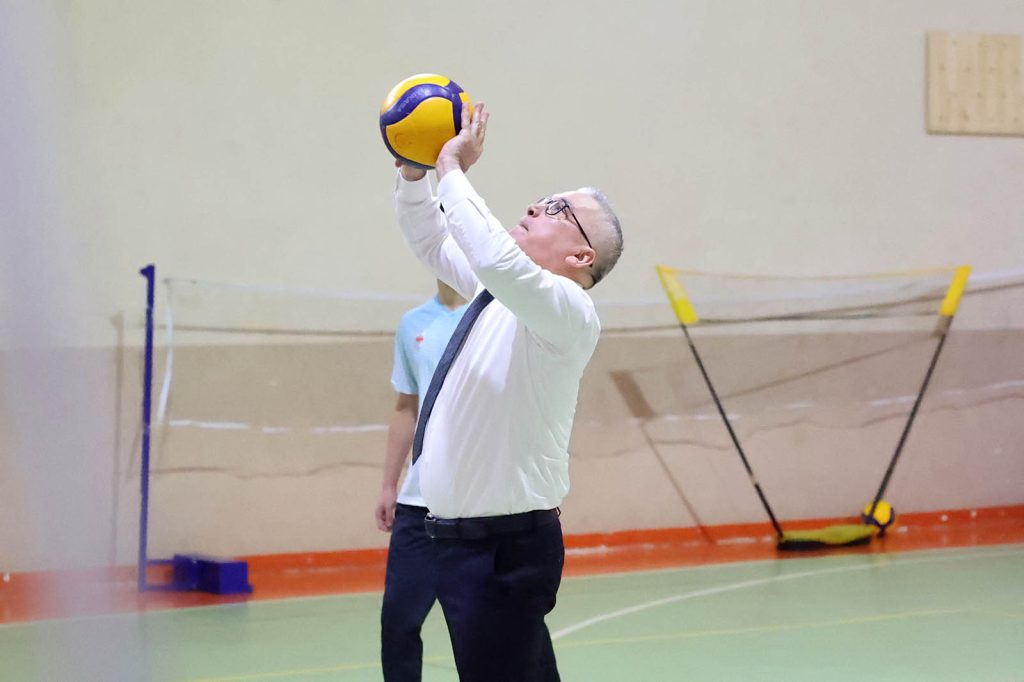 Vali Yılmaz Şimşek’ten Sivas Fen Lisesi’nde Spor Mesajı: Öğrencilerle Basketbol ve Voleybol Oynadı AW649645 05 | Gündem Sivas™ Haber