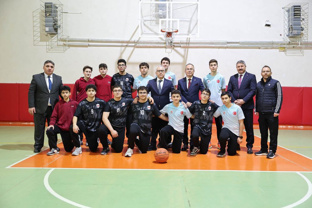 Vali Yılmaz Şimşek’ten Sivas Fen Lisesi’nde Spor Mesajı: Öğrencilerle Basketbol ve Voleybol Oynadı AW649645 06 | Gündem Sivas™ Haber