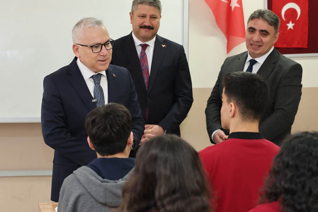 Vali Yılmaz Şimşek’ten Sivas Fen Lisesi’nde Spor Mesajı: Öğrencilerle Basketbol ve Voleybol Oynadı AW649645 07 | Gündem Sivas™ Haber