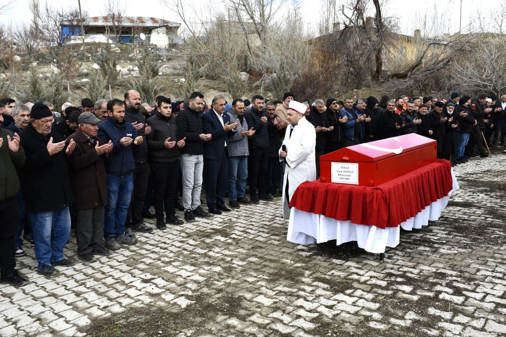 Sivaslı Kıbrıs Gazisi Garip Tozman Askeri Törenle Uğurlandı: Gürün’de Duygusal Veda AW649655 01 | Gündem Sivas™ Haber