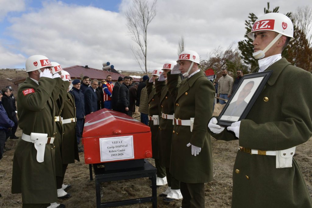 Sivaslı Kıbrıs Gazisi Garip Tozman Askeri Törenle Uğurlandı: Gürün’de Duygusal Veda AW649655 02 | Gündem Sivas™ Haber