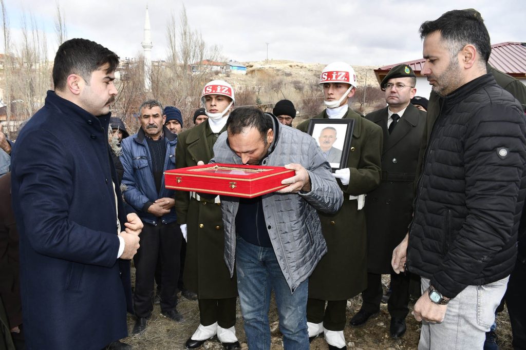 Sivaslı Kıbrıs Gazisi Garip Tozman Askeri Törenle Uğurlandı: Gürün’de Duygusal Veda AW649655 04 | Gündem Sivas™ Haber