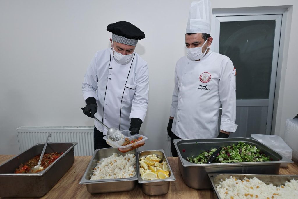 Sivas Belediyesi’nden Ramazan’da Sosyal Belediyecilik Hamlesi: 400 Aileye Sıcak İftar Yemeği AW649659 01 | Gündem Sivas™ Haber