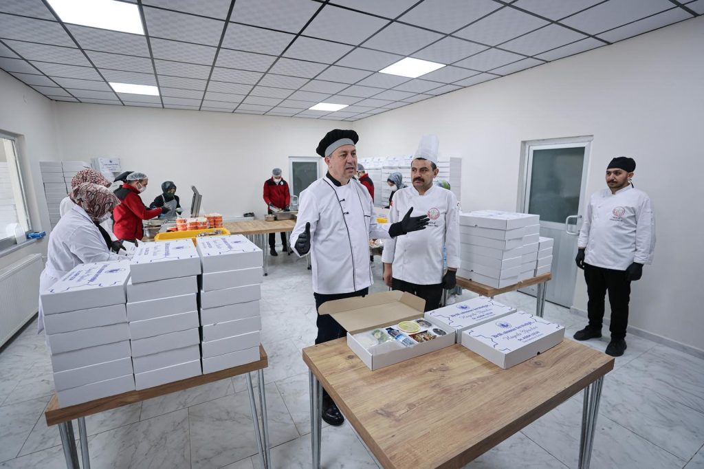 Sivas Belediyesi’nden Ramazan’da Sosyal Belediyecilik Hamlesi: 400 Aileye Sıcak İftar Yemeği AW649659 02 | Gündem Sivas™ Haber