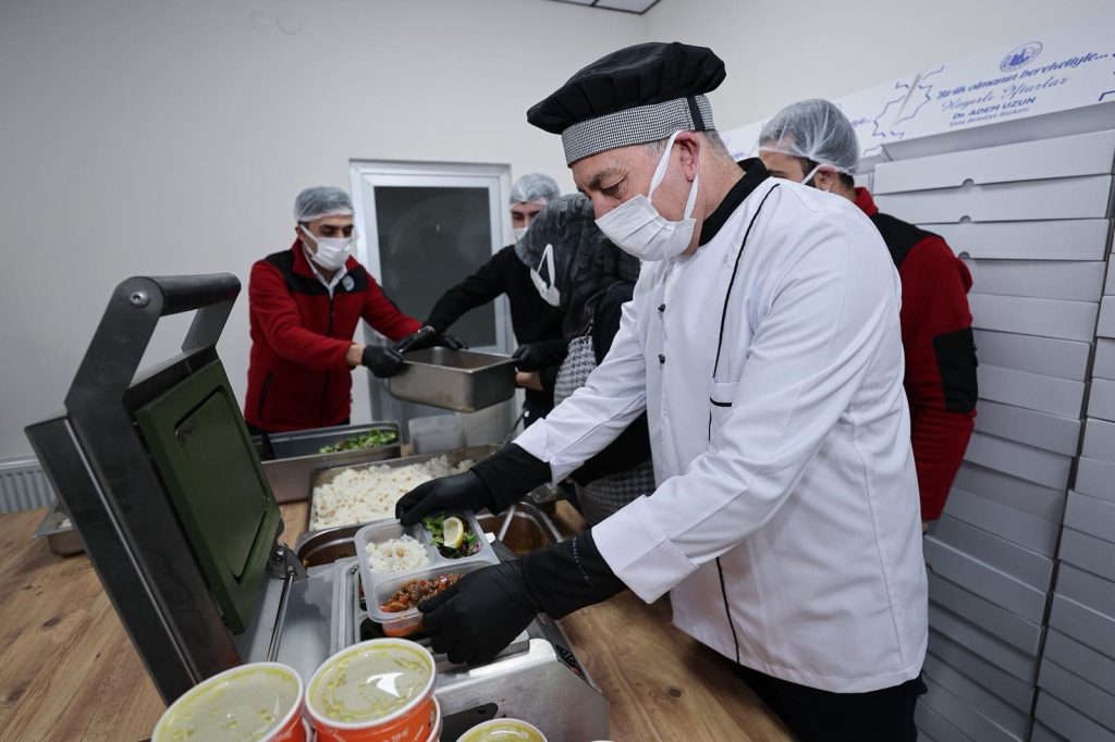 Sivas Belediyesi’nden Ramazan’da Sosyal Belediyecilik Hamlesi: 400 Aileye Sıcak İftar Yemeği AW649659 03 | Gündem Sivas™ Haber