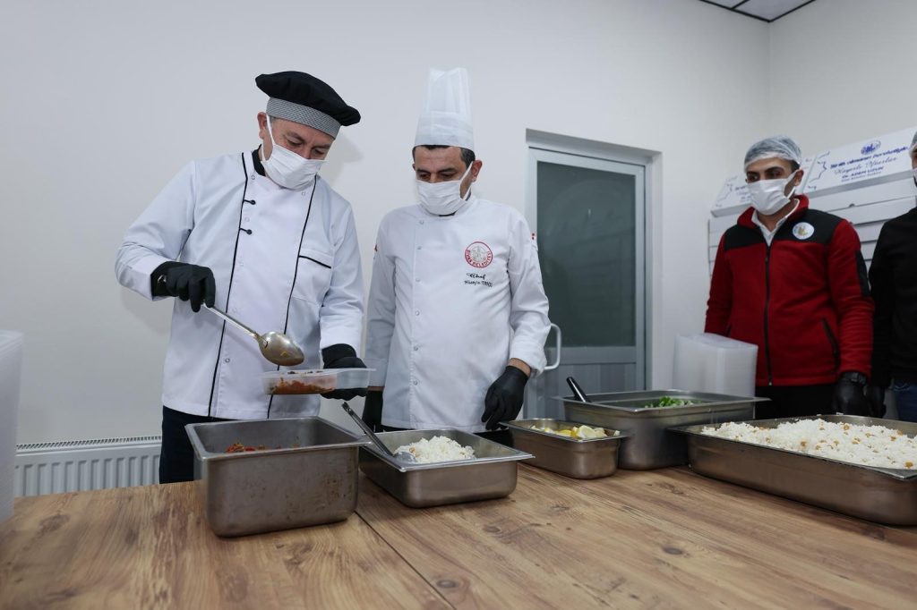 Sivas Belediyesi’nden Ramazan’da Sosyal Belediyecilik Hamlesi: 400 Aileye Sıcak İftar Yemeği AW649659 04 | Gündem Sivas™ Haber