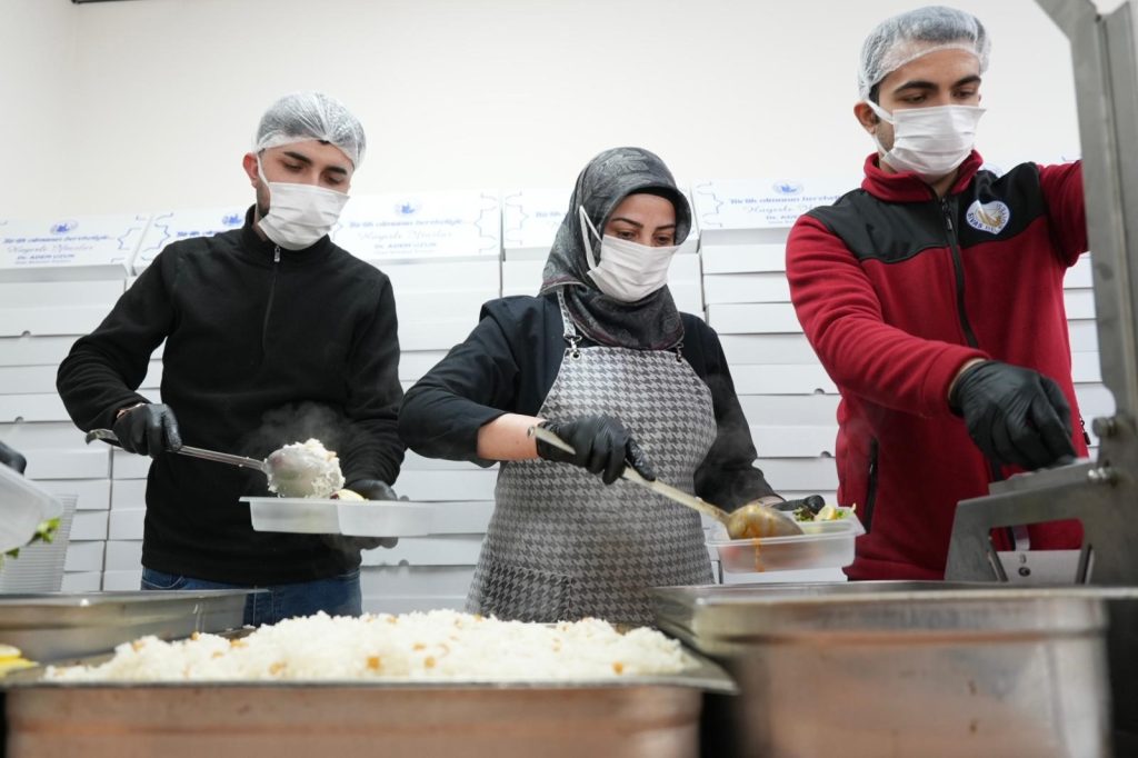 Sivas Belediyesi’nden Ramazan’da Sosyal Belediyecilik Hamlesi: 400 Aileye Sıcak İftar Yemeği AW649659 05 | Gündem Sivas™ Haber