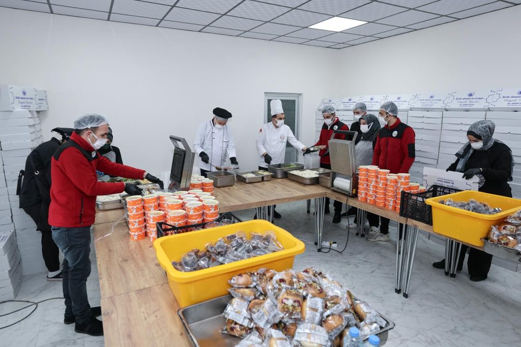 Sivas Belediyesi’nden Ramazan’da Sosyal Belediyecilik Hamlesi: 400 Aileye Sıcak İftar Yemeği AW649659 06 | Gündem Sivas™ Haber