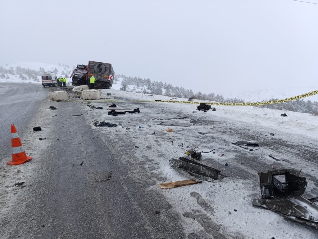 Sivas’ta Çamlıbel Geçidi’nde Feci Tır Kazası: 1 Ölü, 2 Ağır Yaralı AW650176 01 | Gündem Sivas™ Haber